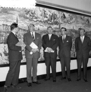 Opdrachten Revue der Reclame prijsuitreiking Charlton H, Bestanddeelnr 911-1952