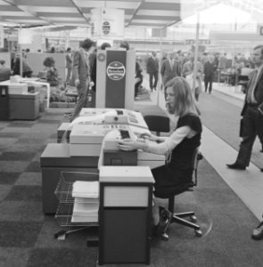 Opdracht Veenman op Efficiency Beurs voor Nixdorf-computer, Bestanddeelnr 925-9742