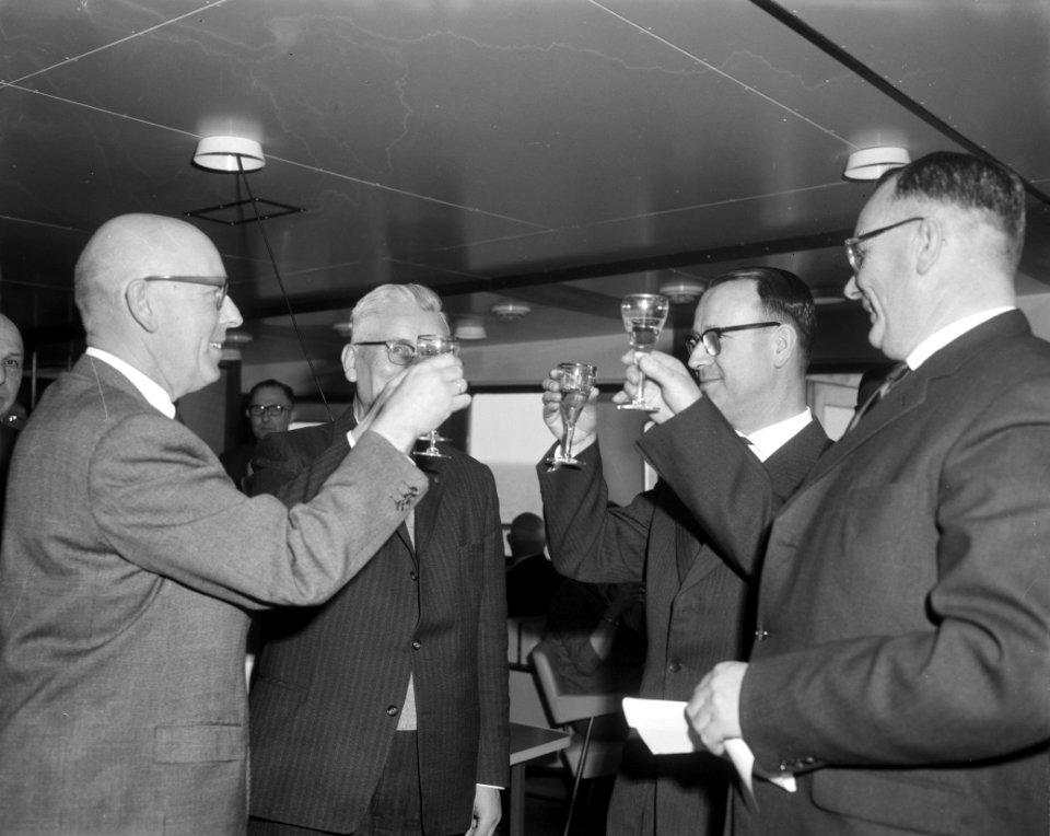 Opdracht Zaanlandse Scheepsbouw Mij de Marsdiep tijdens proefvaart, gasten aan b, Bestanddeelnr 916-1924