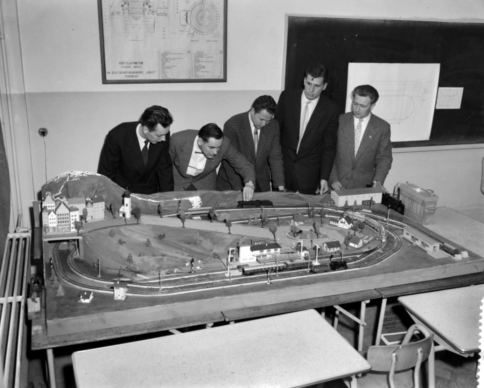 Opdracht Vrije Volk (Rotterdam) miniatuur spoorwegemplacement bij de HTS te Rot, Bestanddeelnr 910-2880