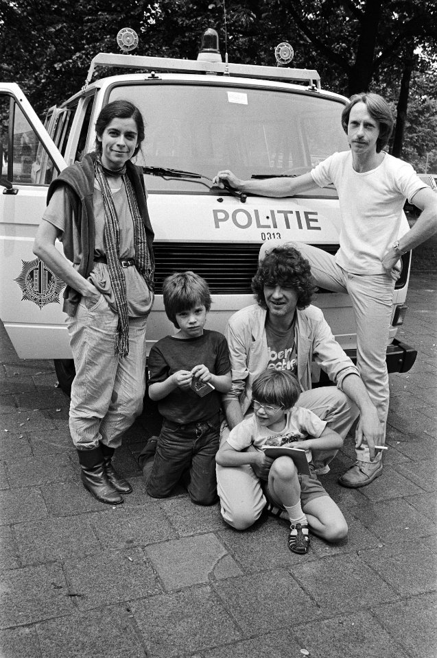 Opdracht Vrije Volk Heikelien Verrijn Stuart, Stan van Houcke, Boudewijn Chorus en Stans kinderen voor politie-auto, Bestanddeelnr 931-5630