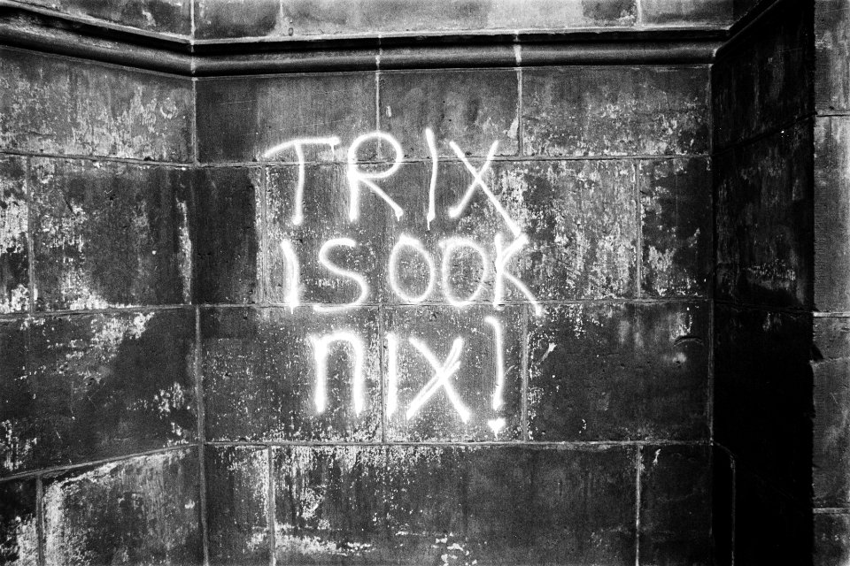 Opdracht Volkskrant Tekst Trix is ook nix op muur van Nieuwe Kerk, Bestanddeelnr 930-6629