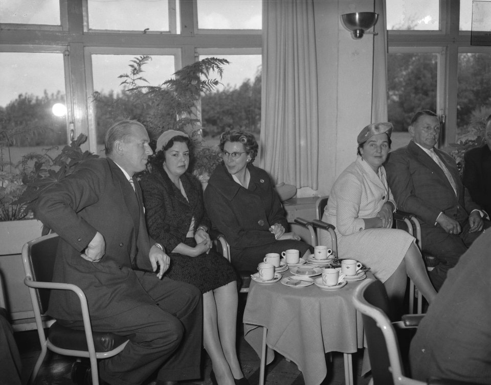 Opdrachten Hotelrevue van het Horecaf congres eerste da bezoek aan Schiphol, Bestanddeelnr 909-8659
