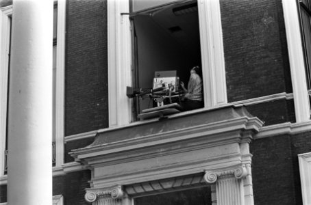 Opdracht Vrije Volk , NOS-cameraman in venster, Bestanddeelnr 927-4552