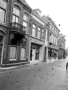 Opdrachten Mont Blanc Reclame Voorburg. Woonhuis Herenstraat 122 en het winkelpa, Bestanddeelnr 907-1997