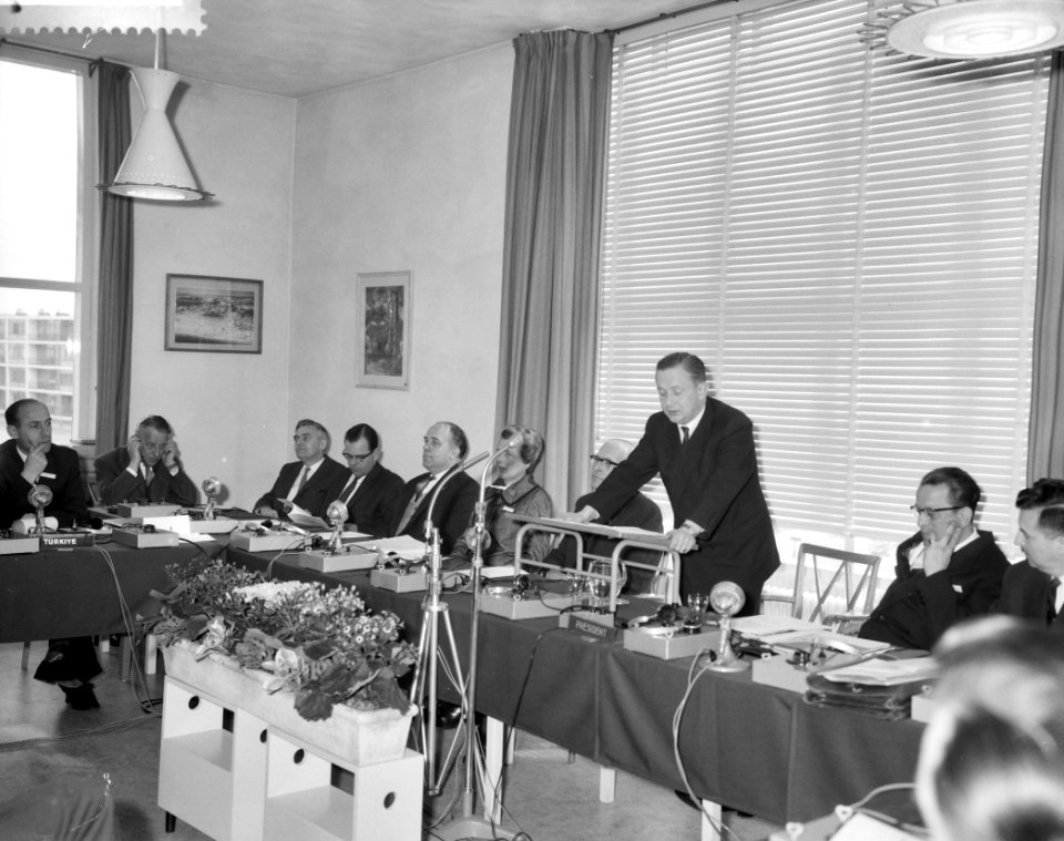 Opdrachten Ministerie van Onderwijs Kunst en Wetenschappen Bijeenkomst in Bergen, Bestanddeelnr 911-1866