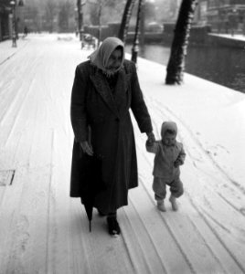 Opdracht Trouw. Kind en oude dame in sneeuw, Bestanddeelnr 905-4751