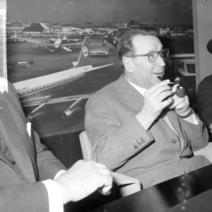 Opdracht Uitgeverij Bruna te Utrecht, Georges Simenon bij aankomst Schiphol, Bestanddeelnr 917-7505