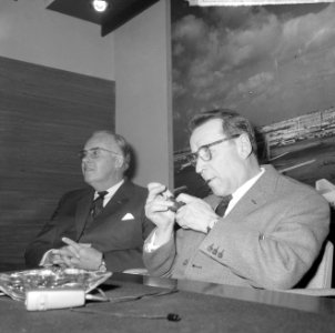 Opdracht Uitgeverij Bruna te Utrecht, Georges Simenon bij aankomst Schiphol, Bestanddeelnr 917-7513