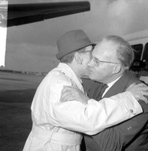Opdracht Uitgeverij Bruna te Utrecht, Georges Simenon bij aankomst Schiphol, Bestanddeelnr 917-7519
