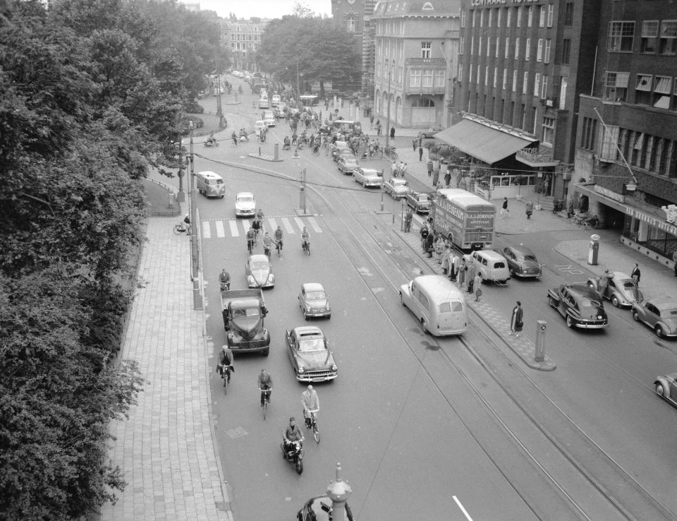 Opdrachten Volkskrant, verkeersdrukte i.v.m. leggen van tramrails op de Vondelbr, Bestanddeelnr 909-7618