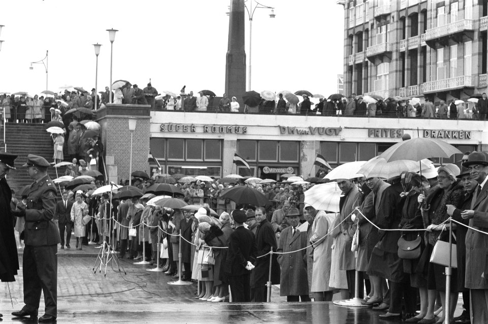 Opening door Prins Bernhard van nieuwe pier te Scheveningen, Bestanddeelnr 912-4956