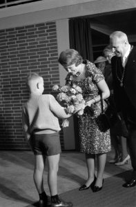 Opening Expohal te Hilversum door Prinses Irene aanbieden bloemen door Jan Wille, Bestanddeelnr 911-6676