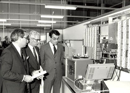 Opening door Mr. I. de Jong, directeur Industrie van het Ministerie van Economische Zaken (midden), links directeur Mark Whelton en burgemeester IJsselmuiden rechts, Haarlemmerstraatweg 113. Aangekoch