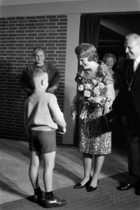 Opening Expohal te Hilversum door Prinses Irene aanbieden bloemen door Jan Wille, Bestanddeelnr 911-6675
