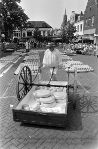 Opening eerste historische kaasmarkt in Purmerend door Nederlandse ambassadeur i, Bestanddeelnr 933-7046