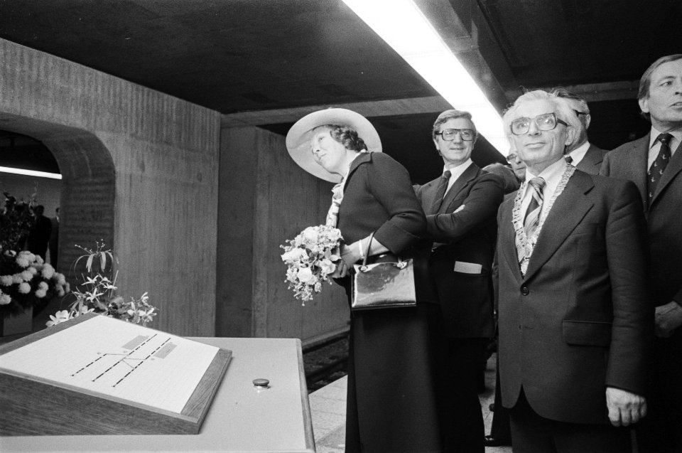 Opening Amsterdamse metro Prins Claus , Beatrix heeft zojuist de knop ingedrukt,, Bestanddeelnr 929-3901