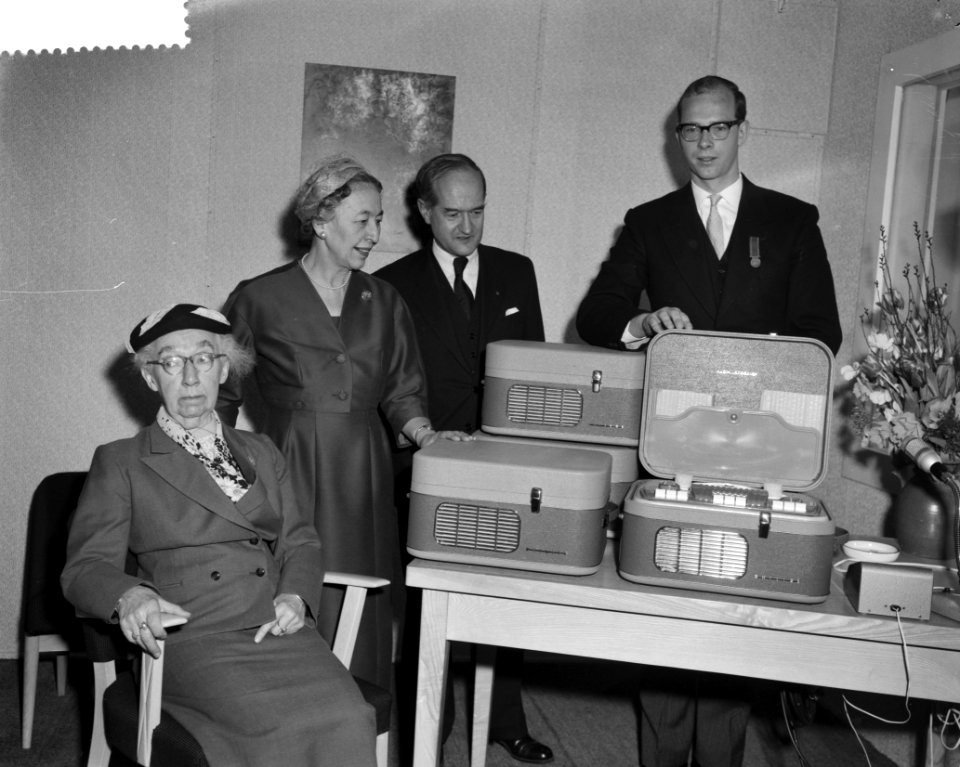 Opening door Mevrouw Van Walsum in de studio van het Gesproken Woord van de Tann, Bestanddeelnr 910-2699