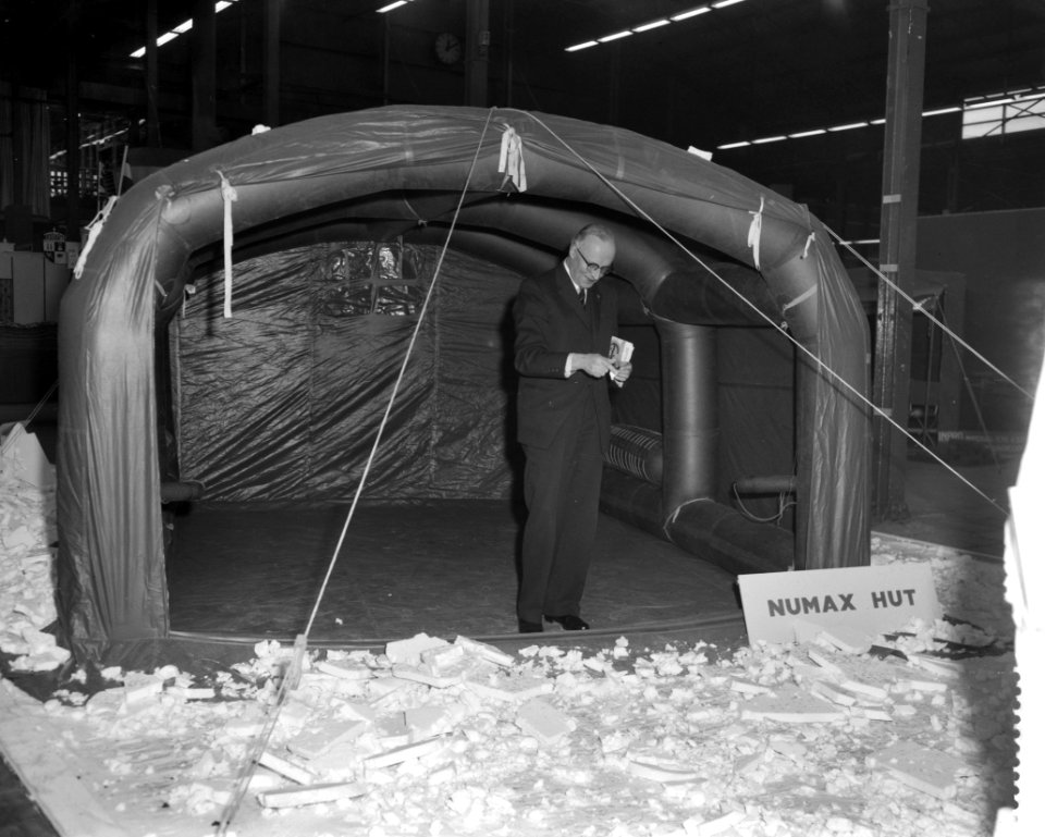 Opening door burgemeester mr. G. Van Walsum van de kampeertentoonstelling Buite, Bestanddeelnr 910-2339
