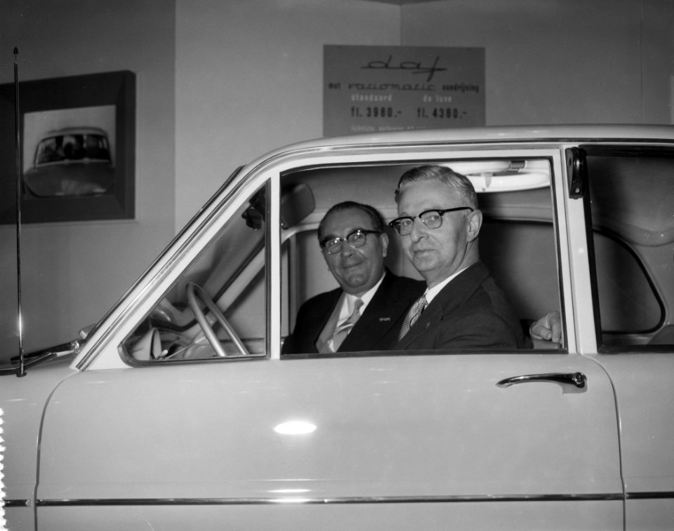 Opening autotentoonstelling in de RAI door Zijne Excellentie mr J Algera, Bestanddeelnr 909-3353