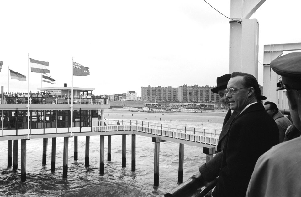 Opening door Prins Bernhard van nieuwe pier te Scheveningen Bezichtiging van de, Bestanddeelnr 912-4963