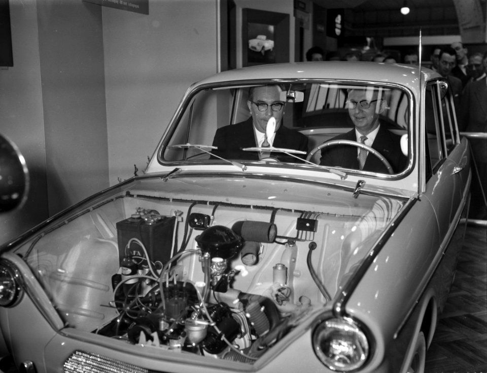 Opening autotentoonstelling in de RAI door Zijne Excellentie mr J Algera, Bestanddeelnr 909-3351