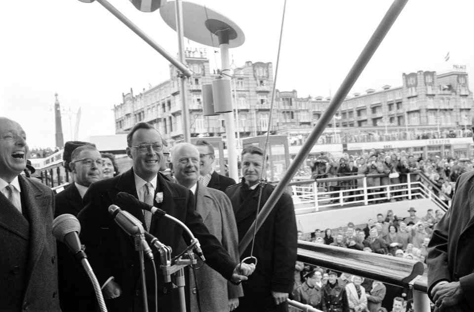 Opening door Prins Bernhard van nieuwe pier te Scheveningen Bezichtiging van de, Bestanddeelnr 912-4961