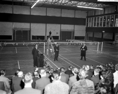 Opening Duinwijck badmintonhal in Haarlem met openingsrede wethouder D J A , Bestanddeelnr 913-5170