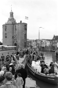 Opening Drommedaris als studententehuis Aankomst met boten in Enkhuizen Op d, Bestanddeelnr 912-7499