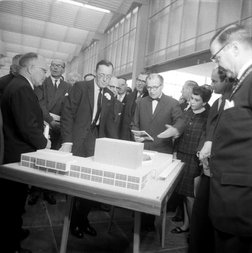 Opening autotentoonstelling in de nieuwe RAI door Prins Bernhard , Prins Bernhar, Bestanddeelnr 912-0468