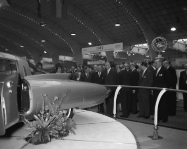 Opening autotentoonstelling in de RAI door Zijne Excellentie mr J Algera, Bestanddeelnr 909-3339