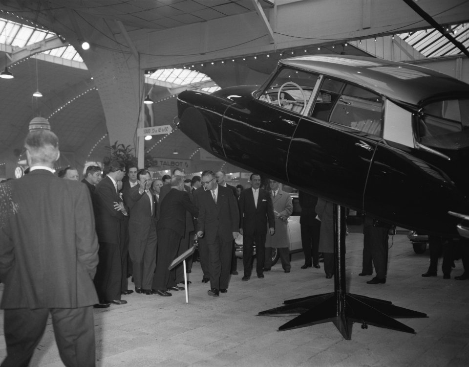 Opening autotentoonstelling in de RAI door Zijne Excellentie mr J Algera, Bestanddeelnr 909-3358