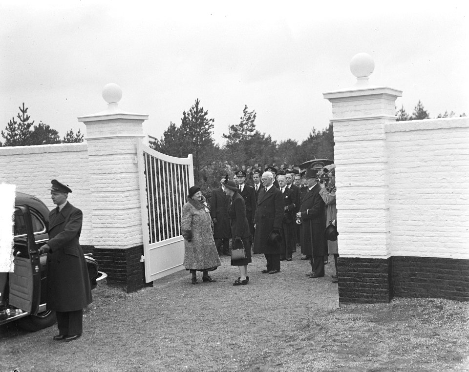 Opening door Hare Koninklijke Hoogheid Prinses Wilhelmina van Centrale Begraafpl, Bestanddeelnr 903-6608