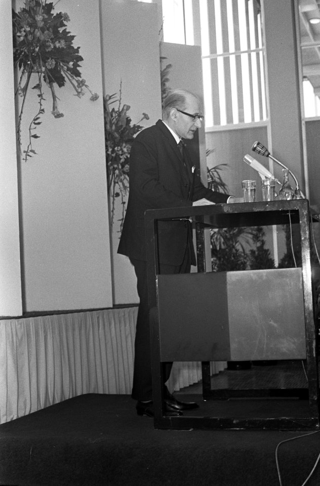 Opening 58e RAI tentoonstelling personenautos door minister Schut openingstoespr, Bestanddeelnr 922-1026