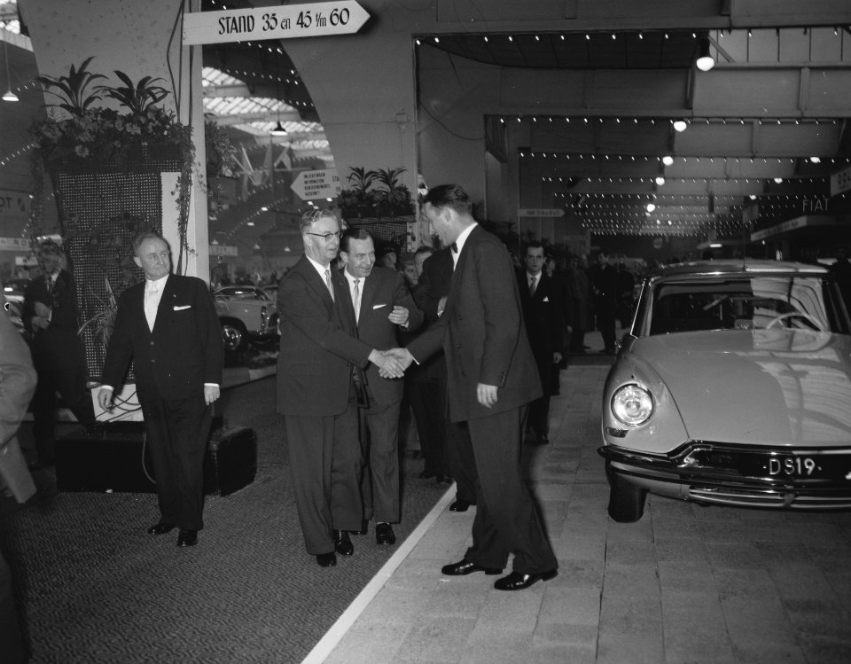 Opening autotentoonstelling in de RAI door Zijne Excellentie mr J Algera, Bestanddeelnr 909-3361