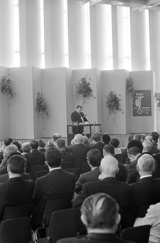 Opening 58e RAI tentoonstelling personenautos door minister Schut openingstoespr, Bestanddeelnr 922-1025
