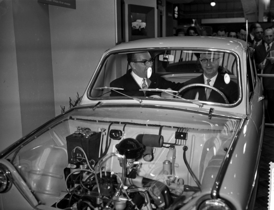 Opening autotentoonstelling in de RAI door Zijne Excellentie mr J Algera, Bestanddeelnr 909-3344