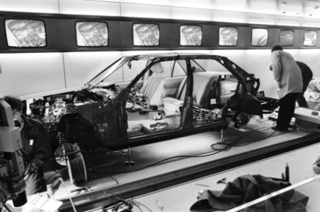 Opengewerkte Mercedes 190 waar met een camera en monitor elk onderdeeltje zichtb, Bestanddeelnr 932-4849