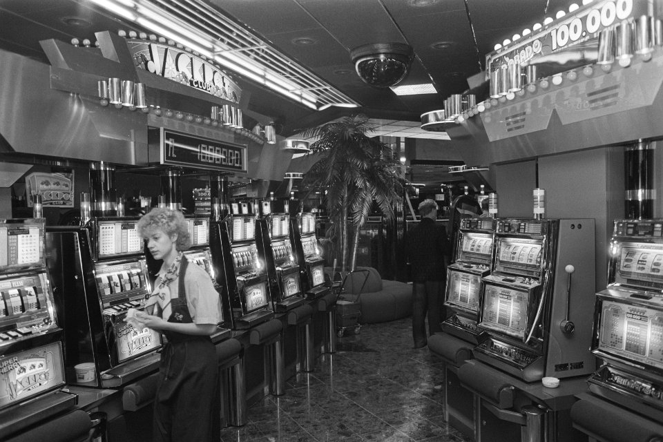 Opening 5e Casino in Hilton Amsterdam nieuw zijn de uitkerende speelautomaten, Bestanddeelnr 933-8296