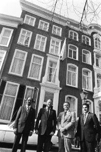 Opening Aruba Huis in Den Haag . Voor het Aruba Huis N. Oduber , Betico Croe, Bestanddeelnr 932-0695