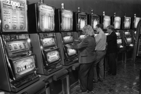 Opening 5e Casino in Hilton Amsterdam nieuw zijn de uitkerende speelautomaten, Bestanddeelnr 933-8295
