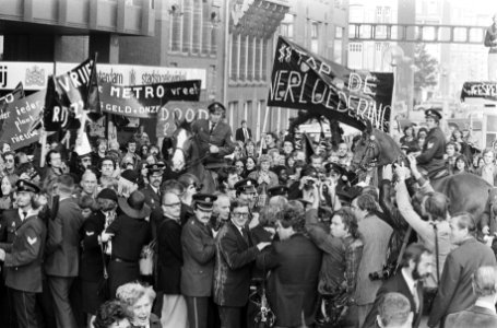 Opening Amsterdamse metro in aanwezigheid van Prinses Beatrix en Claus Verfinci, Bestanddeelnr 929-3892