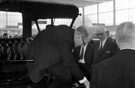 Opening 58e RAI tentoonstelling personenautos door minister Schut, (links) en W., Bestanddeelnr 922-1019