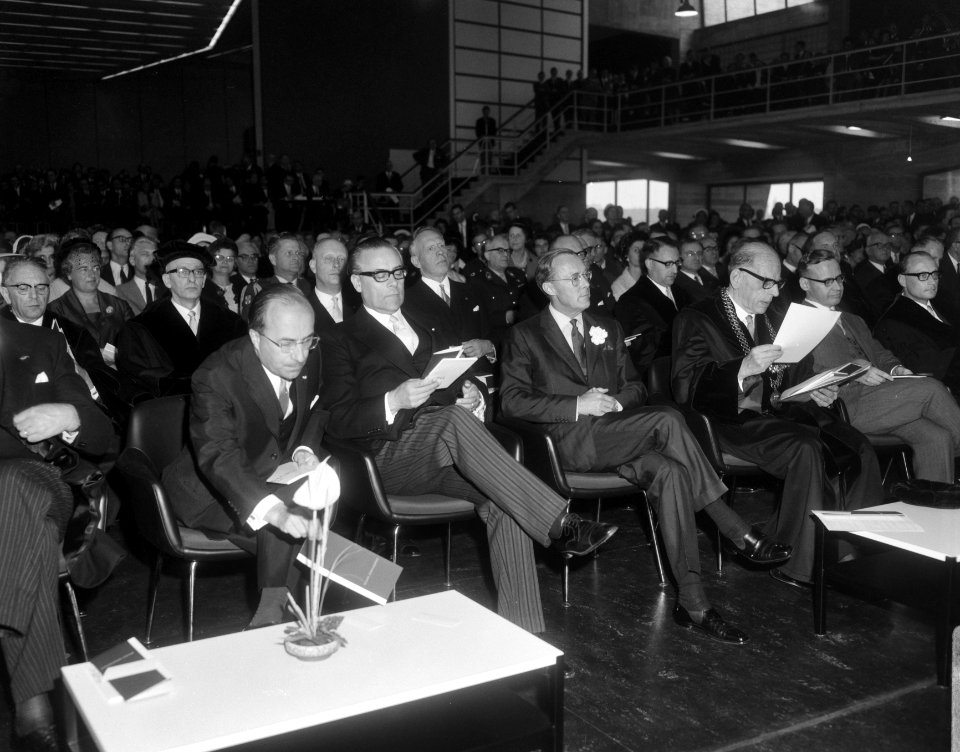 Opening Auditorium van de TH te Eindhoven, v.l.n.r. Minister Cals , ir. H.B.J. W, Bestanddeelnr 919-0839