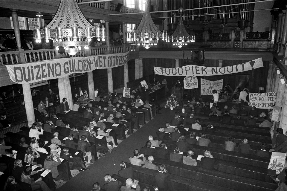 Opening academisch jaar Gemeentelijke Universiteit Amsterdam, spandoeken in de z, Bestanddeelnr 925-8578