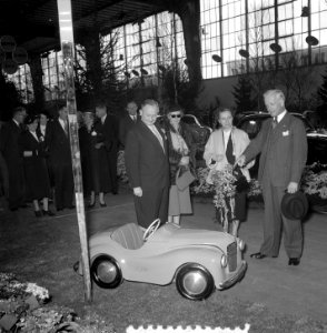 Opening Auto Fleury . Burgemeester met kleinste auto, Bestanddeelnr 905-6587