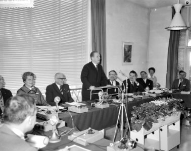 Opdrachten Ministerie van Onderwijs Kunst en Wetenschappen Bijeenkomst in Bergen, Bestanddeelnr 911-1869