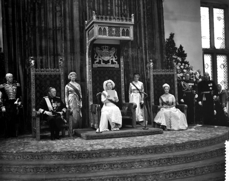 Opening der Staten Generaal, uitspreken der troonrede zittend v.l.n.r. prins Ber, Bestanddeelnr 910-6732