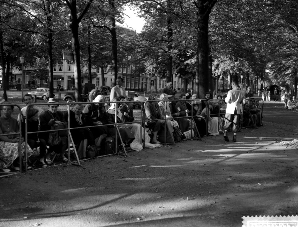 Opening der Staten Generaal , eerste mensen op hun plaats bij het Paleis Lange V, Bestanddeelnr 910-6728