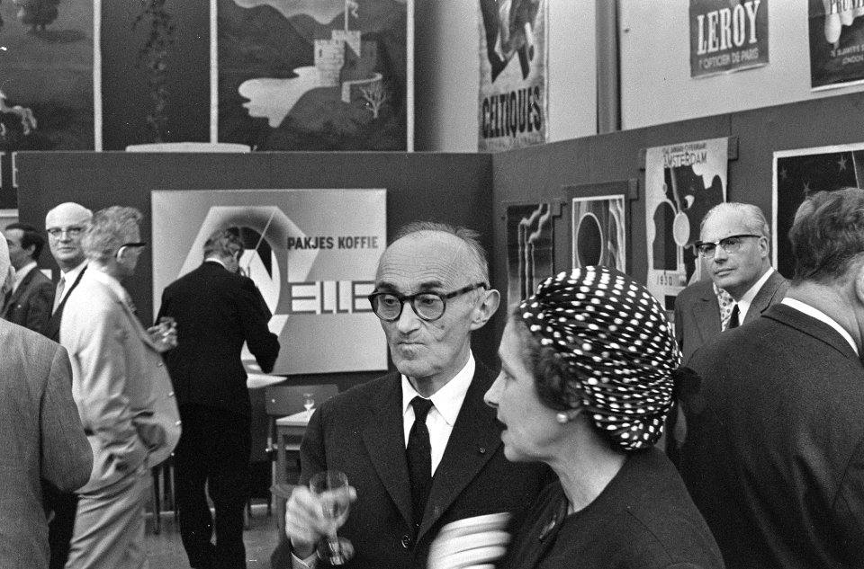 Opening decor en affiche-tentoonstelling van A. M. Cassandre (in voorgrond) in , Bestanddeelnr 920-3491